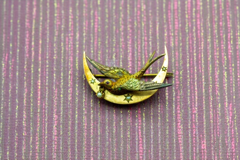 El Monte La Caja de Canarias Subasta febrero 2026 - Broche media luna y ave