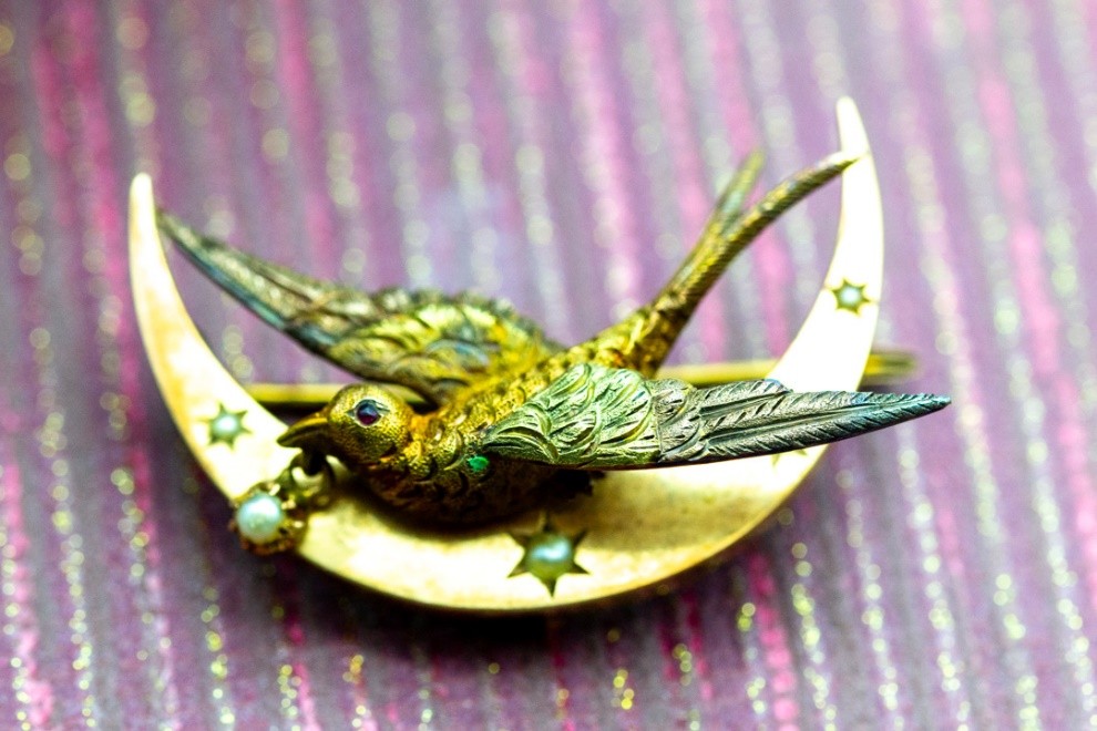 El Monte La Caja de Canarias Subasta febrero 2026 - Broche media luna y ave (plano corto)