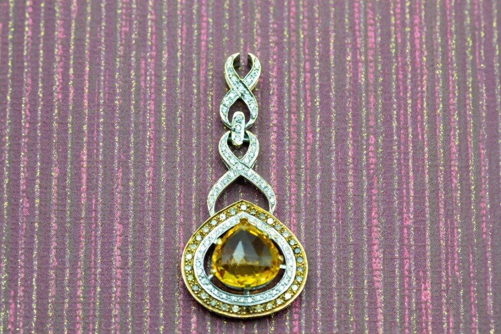 El Monte La Caja de Canarias Subasta febrero 2026 - Colgante oro, cuarzo citrino y diamantes