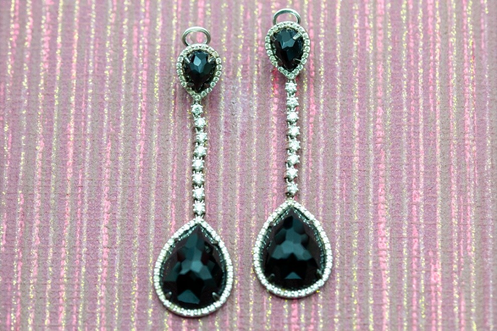 El Monte La Caja de Canarias Subasta febrero 2026 - Pendientes oro blanco, brillantes y cabujón facetado de gema negra opaca