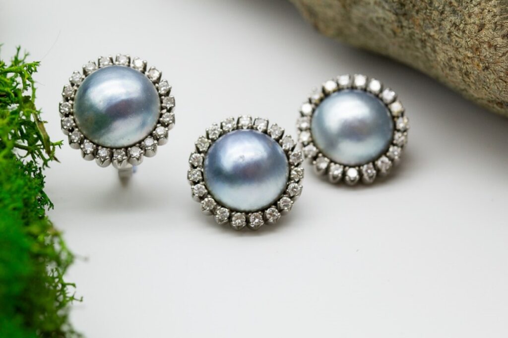 El Monte La Caja de Canarias Subasta marzo 2026 - Conjunto pendientes y sortija oro blanco, perlas y diamantes