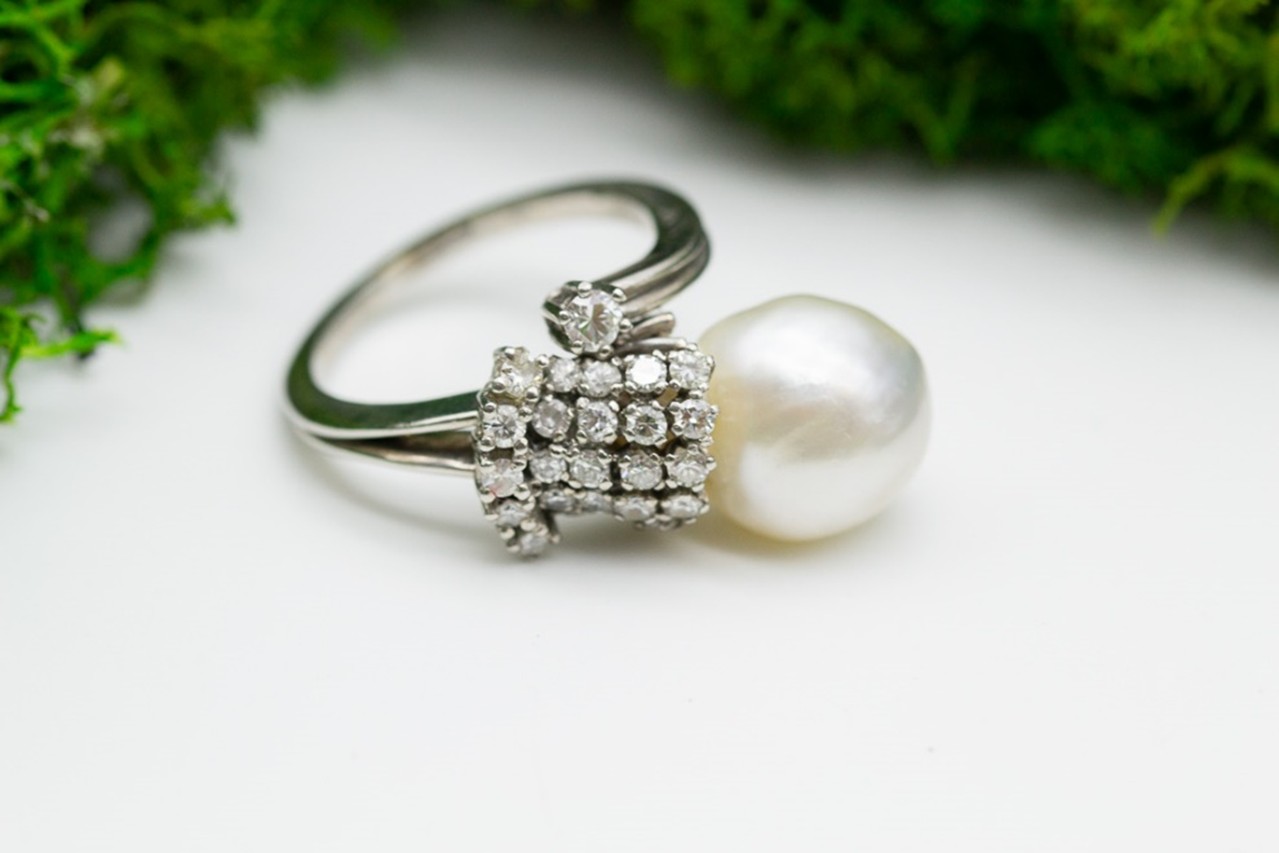 El Monte La Caja de Canarias Subasta marzo 2026 - Sortija platino, perla y diamantes (vista lateral)