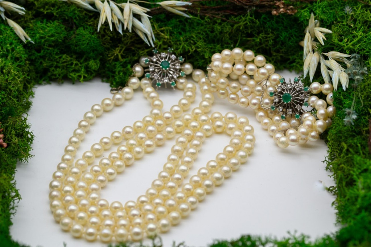 El Monte La Caja de Canarias Subasta marzo 2026 - Collar y pulsera de perlas con esmeraldas