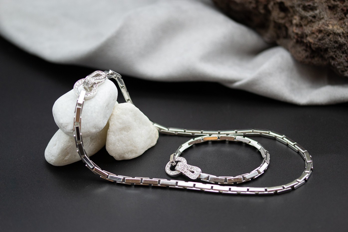 El Monte La Caja de Canarias Subasta abril 2026 - Aderezo de collar y pulsera de oro blanco