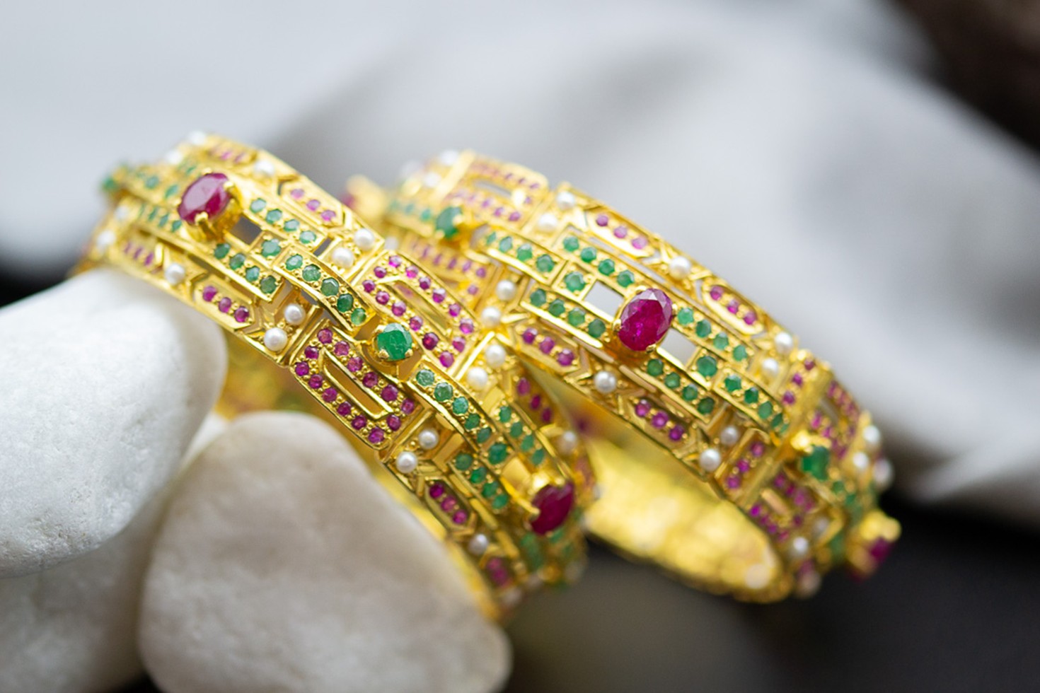 El Monte La Caja de Canarias Subasta abril 2026 - Brazaletes oro amarillo y gemas