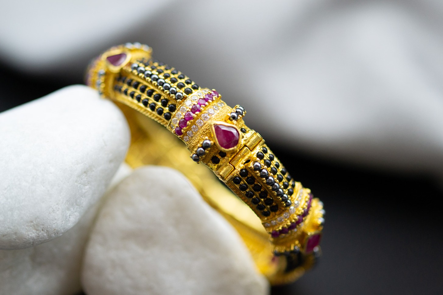 El Monte La Caja de Canarias Subasta abril 2026 - Brazalete oro amarillo y gemas