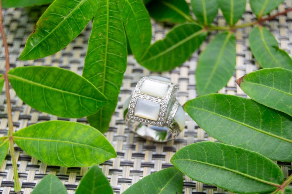 El Monte La Caja de Canarias Subasta mayo 2026 - Sortija de oro blanco con diamantes y nácar