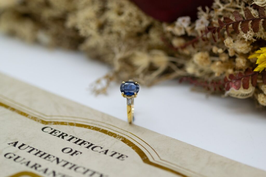 El Monte La Caja de Canarias Subasta noviembre 2026 - Sortija de oro, diamantes y zafiro azul